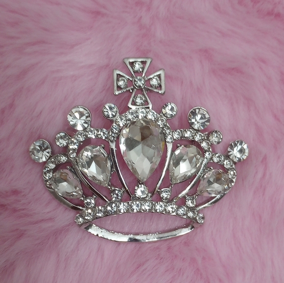 Jewelry - Shimmering Silver Vintage Crown Brooch Pin